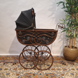 Antieke Poppenwagen in Victoriaanse Stijl 1920 - 1930