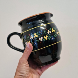 Aardewerk Schenkkan Zwart beschilderd met Bloemetjes