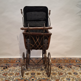 Antieke Poppenwagen in Victoriaanse Stijl 1920 - 1930