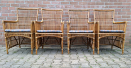 Set van 4 rotan fauteuils met kussens.