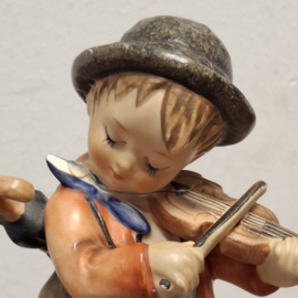 Goebel Hummel-beeldje "Little Fiddler", ontworpen door Arthur Moeller in 1935