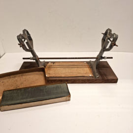 Antieke Schaatsen Slijper met Slijpsteen