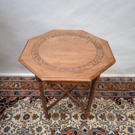 Antieke achtzijdige Bijzettafel met gedraaide poten - Tafel