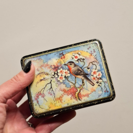 Vintage decoratief blikje met een vogelmotief