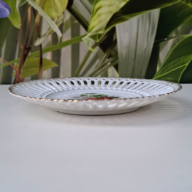 Sierlijk bordje met opengewerkte rand