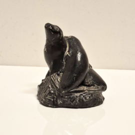 Beeldje van Speksteen - Canada - A Wolf Original - Zeeleeuw met pup