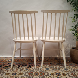 2 Vintage Topiovaara Stoelen - Wit geschilderd - Spijlenstoel