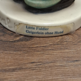Goebel Hummel-beeldje "Little Fiddler", ontworpen door Arthur Moeller in 1935