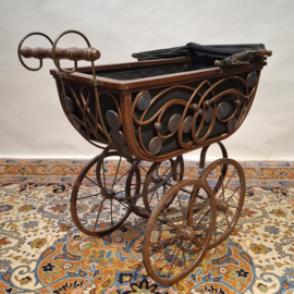 Antieke Poppenwagen in Victoriaanse Stijl 1920 - 1930