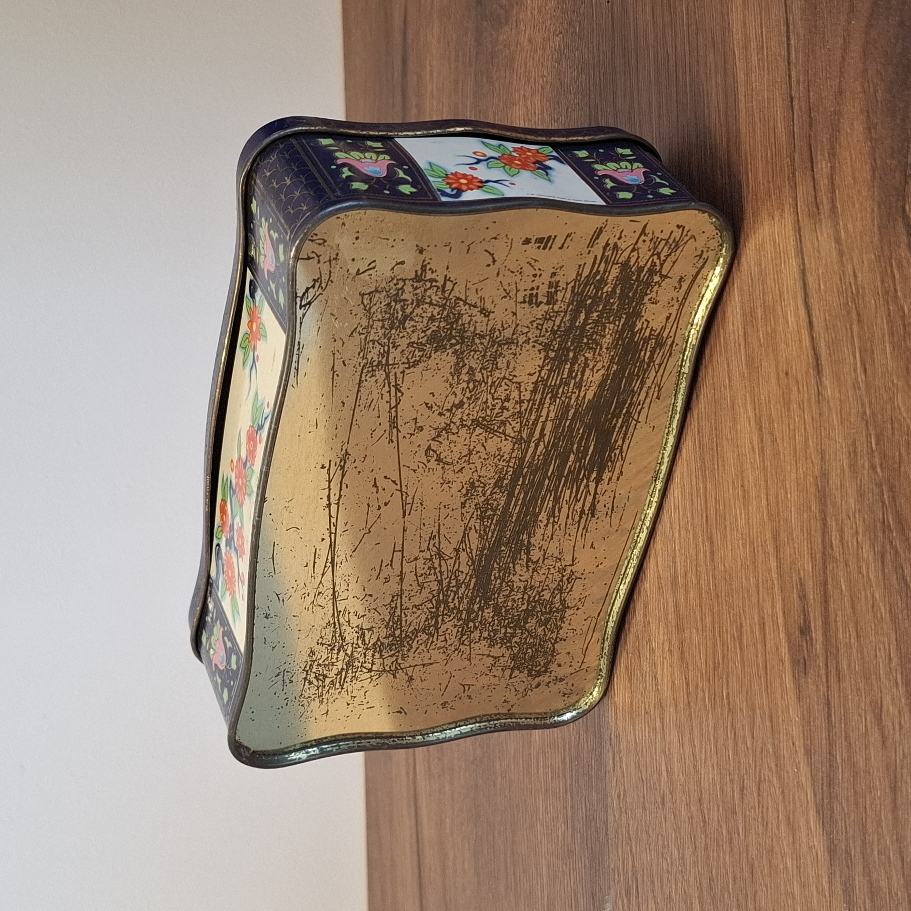 Vintage Blik met rode Bloemenprint