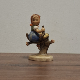 Goebel M.I. Hummel "Apple Tree Girl" beeldje