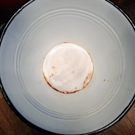 Rood emaille emmer met houten handgreep