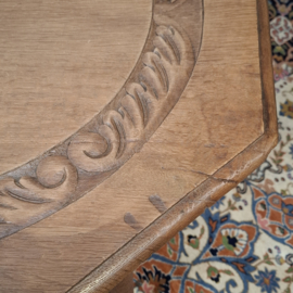Antieke achtzijdige Bijzettafel met gedraaide poten - Tafel