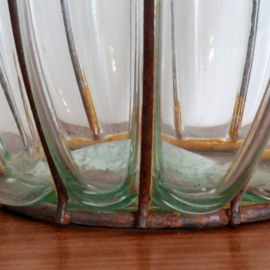 Venetiaanse glazen vaas in een ijzeren Draadframe