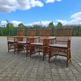 Set van 4 rotan fauteuils met kussens.