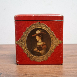 Vintage Rood Kubus Blik Vierkant – Portret