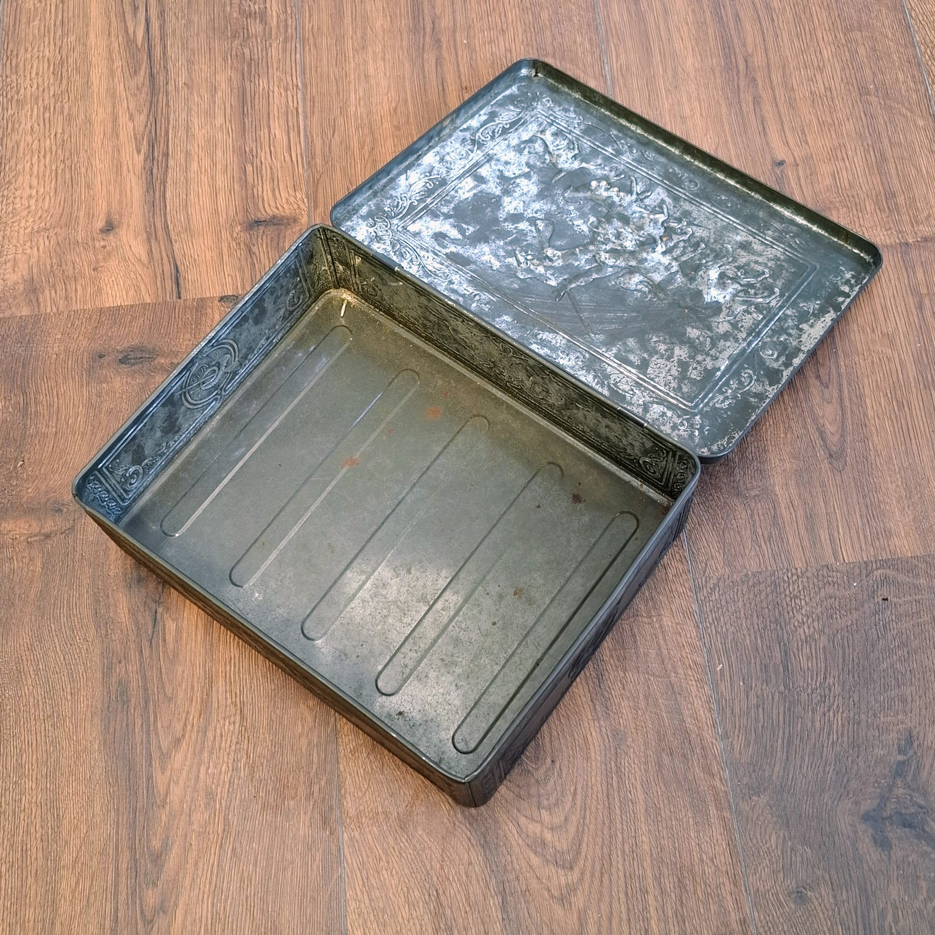 Groot Blik met Relief Jacht Tafereel