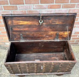 Antieke houten kist op wieltjes - H 53 x B 104 x D 46 cm