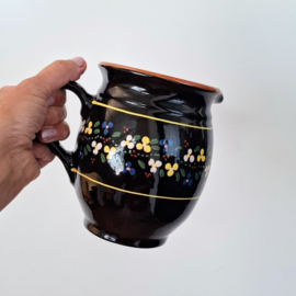 Aardewerk Schenkkan Zwart beschilderd met Bloemetjes