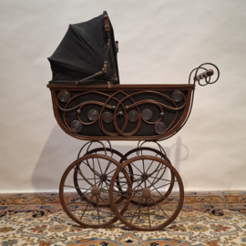 Antieke Poppenwagen in Victoriaanse Stijl 1920 - 1930