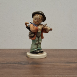Goebel Hummel-beeldje "Little Fiddler", ontworpen door Arthur Moeller in 1935