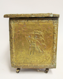 Koperen Turfkist met decor van schepen in reliëf - ca. 1900