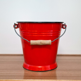 Rood emaille emmer met houten handgreep