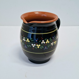 Aardewerk Schenkkan Zwart beschilderd met Bloemetjes