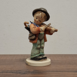 Goebel Hummel-beeldje "Little Fiddler", ontworpen door Arthur Moeller in 1935