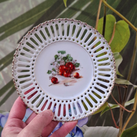 Sierlijk bordje met opengewerkte rand