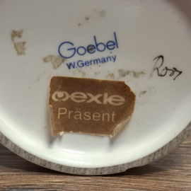 Goebel Hummel-beeldje "Little Fiddler", ontworpen door Arthur Moeller in 1935