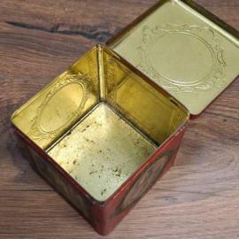 Vintage Rood Kubus Blik Vierkant – Portret