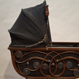 Antieke Poppenwagen in Victoriaanse Stijl 1920 - 1930