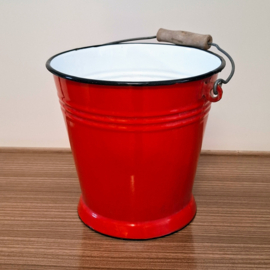 Rood emaille emmer met houten handgreep