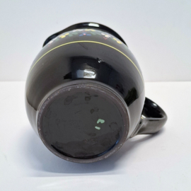 Aardewerk Schenkkan Zwart beschilderd met Bloemetjes