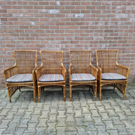 Set van 4 rotan fauteuils met kussens.