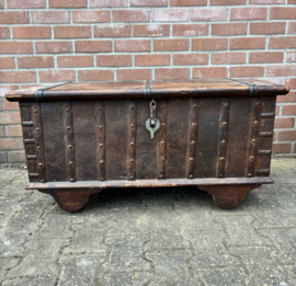 Antieke houten kist op wieltjes - H 53 x B 104 x D 46 cm
