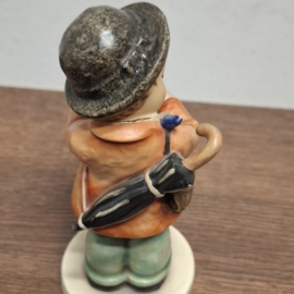 Goebel Hummel-beeldje "Little Fiddler", ontworpen door Arthur Moeller in 1935