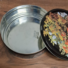 Vintage Bloemen Koekblik – Zwart