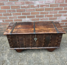 Antieke houten kist op wieltjes - H 53 x B 104 x D 46 cm
