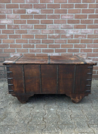 Antieke houten kist op wieltjes - H 53 x B 104 x D 46 cm