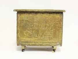 Koperen Turfkist met decor van schepen in reliëf - ca. 1900