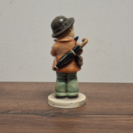 Goebel Hummel-beeldje "Little Fiddler", ontworpen door Arthur Moeller in 1935