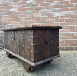 Antieke houten kist op wieltjes - H 53 x B 104 x D 46 cm