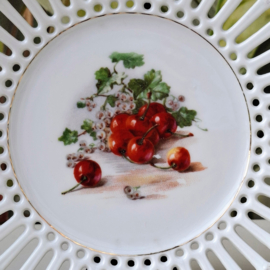 Sierlijk bordje met opengewerkte rand