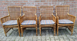 Set van 4 rotan fauteuils met kussens.