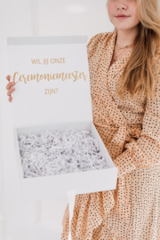 GIFTBOX MET NAAM EN VRAAG CEREMONIEMEESTER