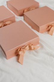 GIFTBOX MET NAAM EN VRAAG CEREMONIEMEESTER