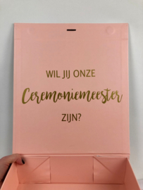 GIFTBOX MET NAAM EN VRAAG CEREMONIEMEESTER