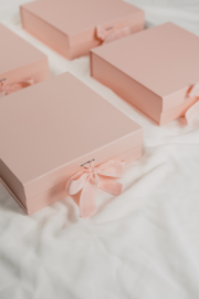 GIFTBOX MET NAAM EN VRAAG CEREMONIEMEESTER